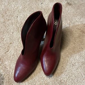 Vince Camuto booties dark red new